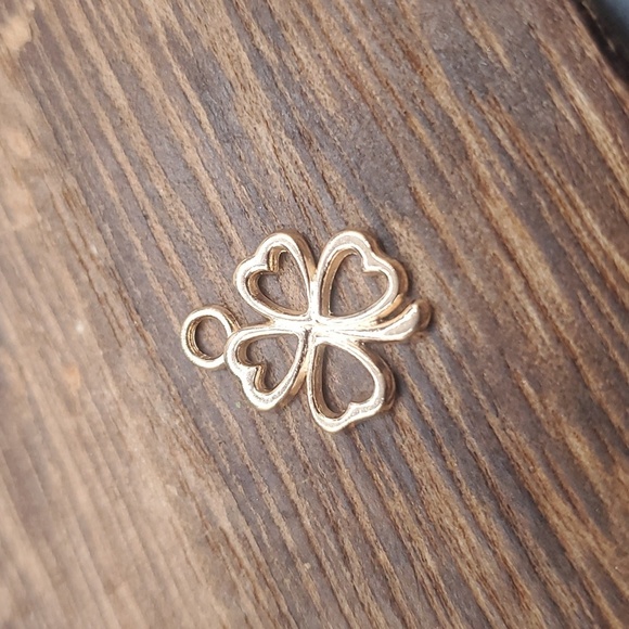14k shamrock charm pendant P107